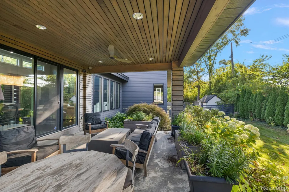 16281 Buckingham Avenue Beverly Hills Village, MI 48025