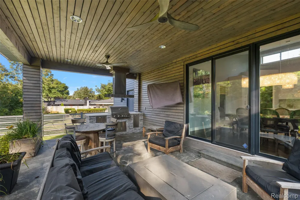 16281 Buckingham Avenue Beverly Hills Village, MI 48025