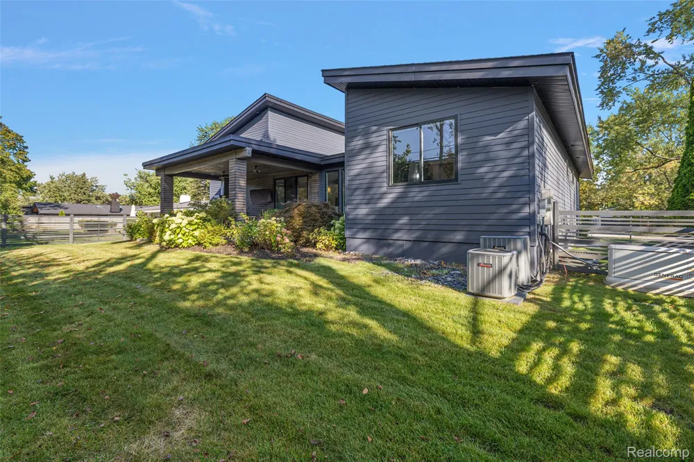 16281 Buckingham Avenue Beverly Hills Village, MI 48025