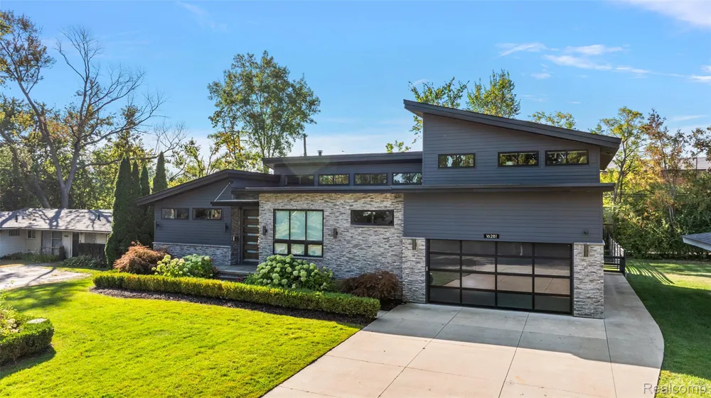 16281 Buckingham Avenue Beverly Hills Village, MI 48025
