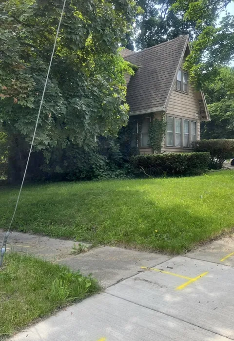 2214 Iroquois Avenue