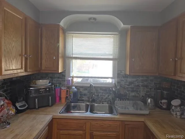 25501 Pembroke Avenue Redford Charter Township, MI 48240