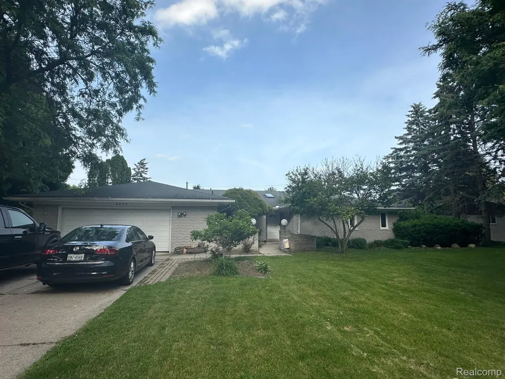 6820 FREDMOOR DRIVE Troy City, MI 48098