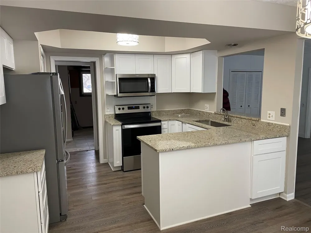 6820 FREDMOOR DRIVE Troy City, MI 48098
