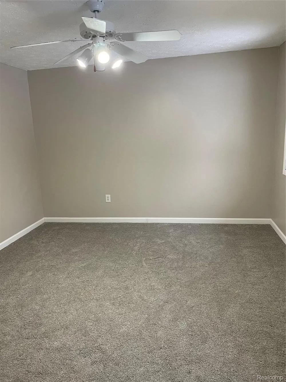 6820 FREDMOOR DRIVE Troy City, MI 48098