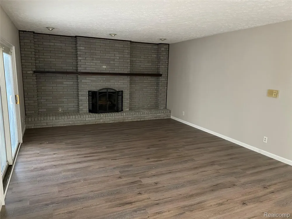 6820 FREDMOOR DRIVE Troy City, MI 48098