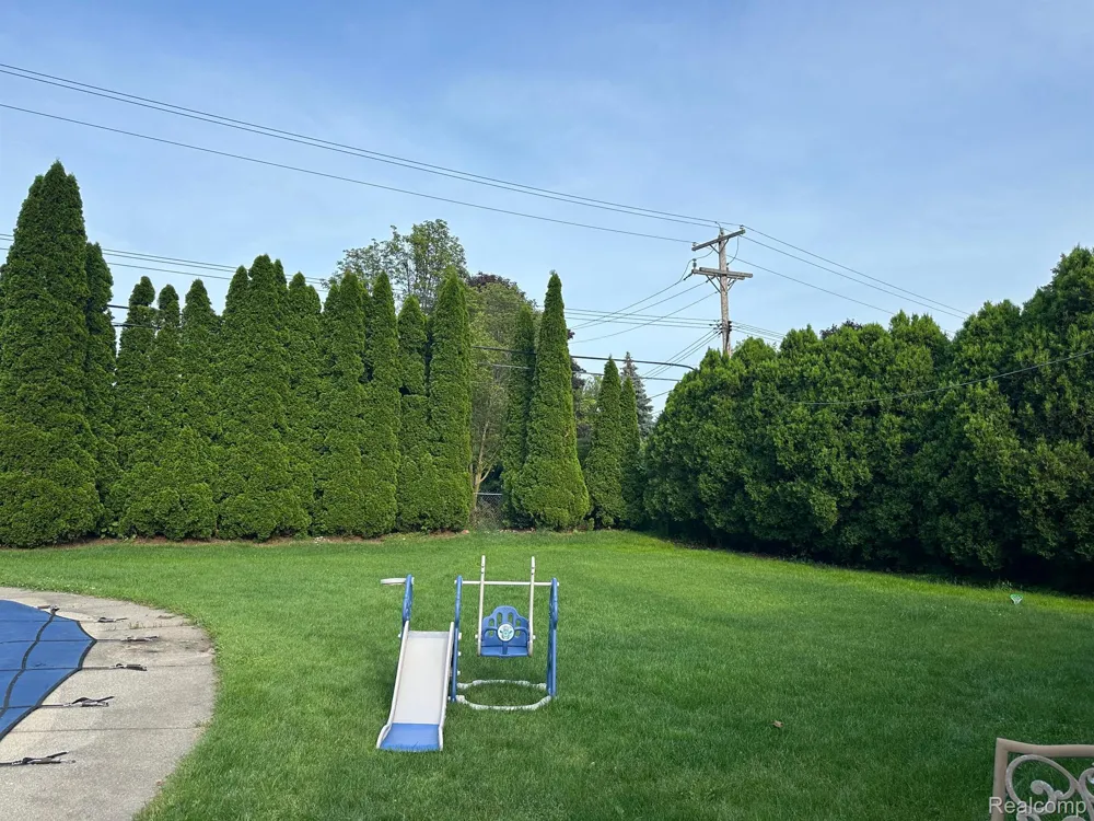 6820 FREDMOOR DRIVE Troy City, MI 48098