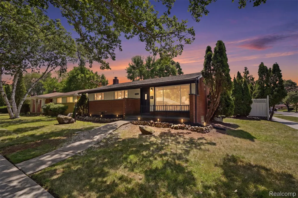 13741 Pearson Street Oak Park City, MI 48237