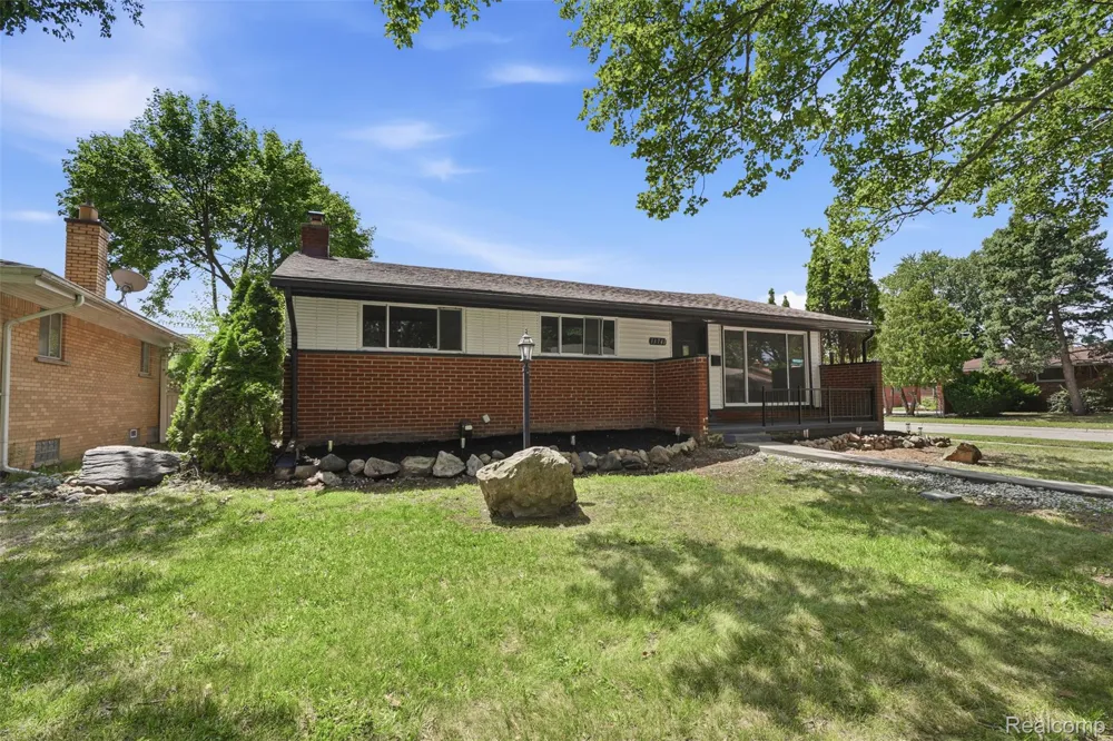 13741 Pearson Street Oak Park City, MI 48237