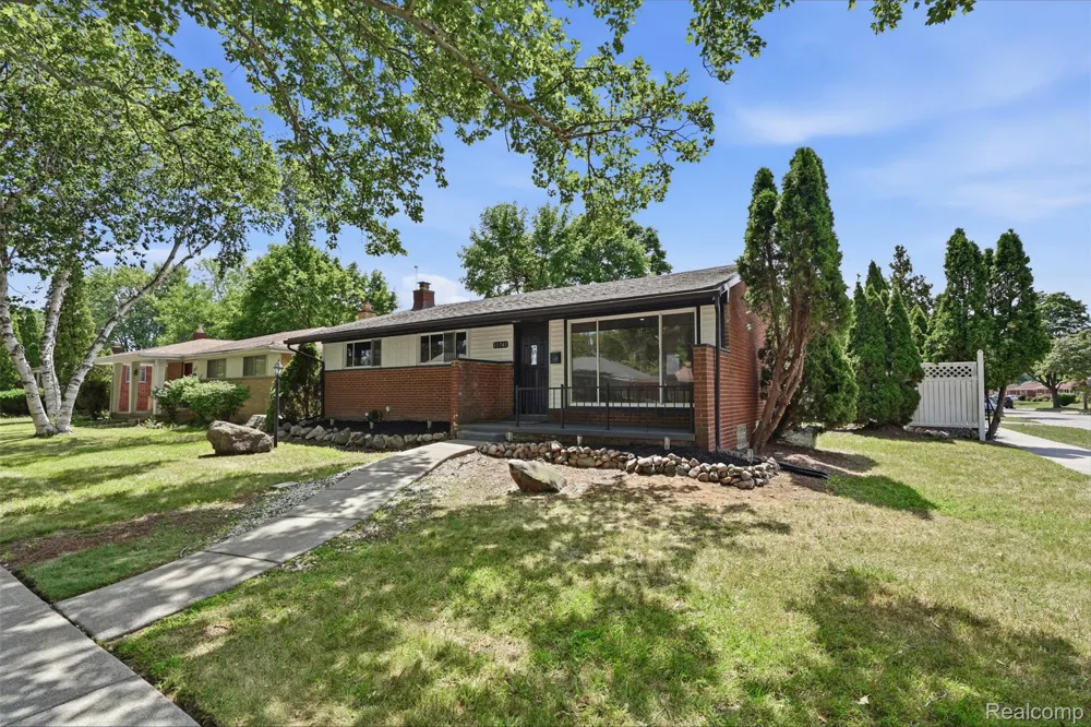 13741 Pearson Street Oak Park City, MI 48237