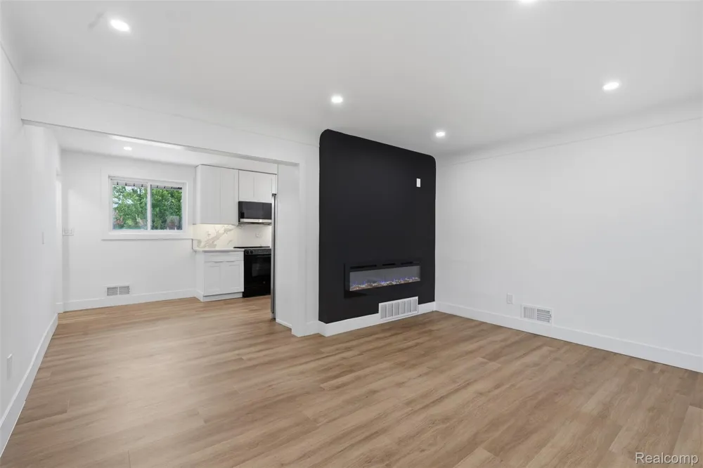 13741 Pearson Street Oak Park City, MI 48237