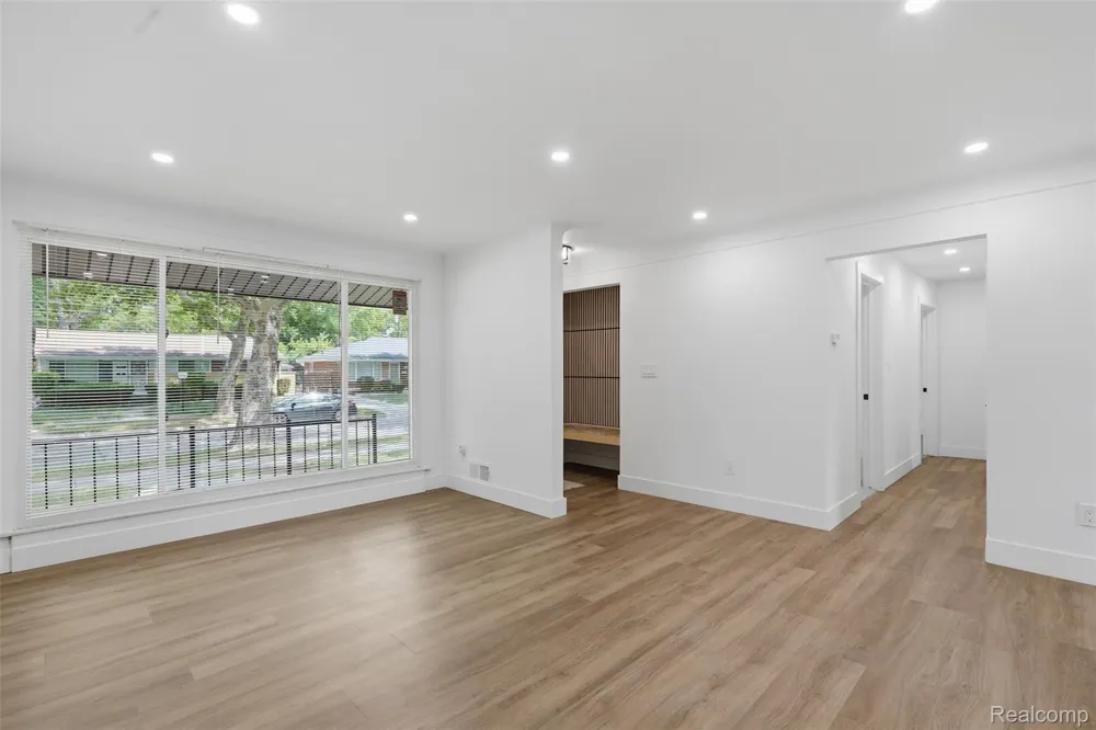13741 Pearson Street Oak Park City, MI 48237