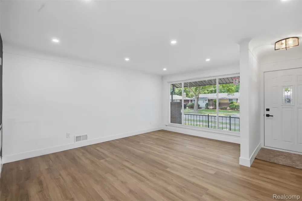 13741 Pearson Street Oak Park City, MI 48237