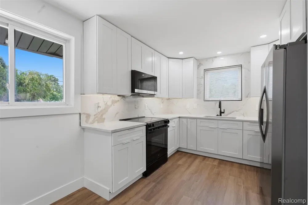 13741 Pearson Street Oak Park City, MI 48237