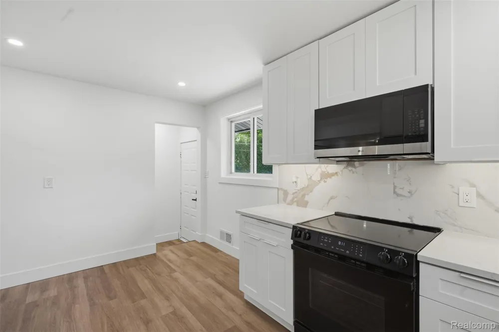 13741 Pearson Street Oak Park City, MI 48237