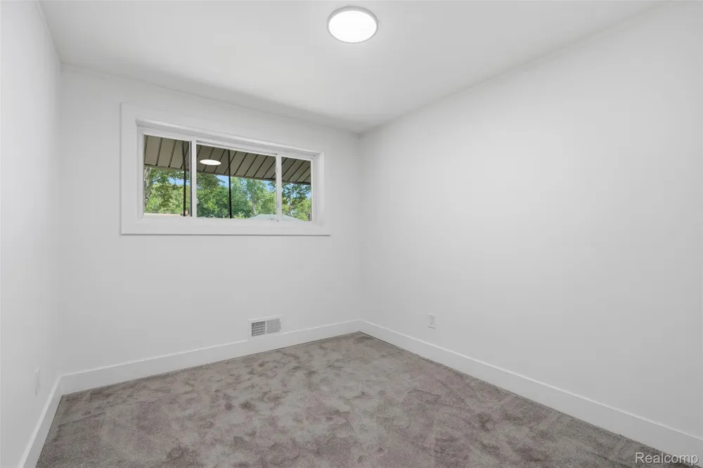 13741 Pearson Street Oak Park City, MI 48237