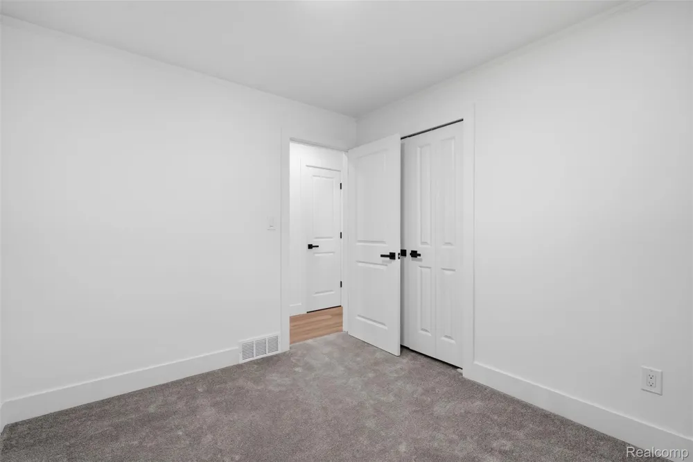 13741 Pearson Street Oak Park City, MI 48237