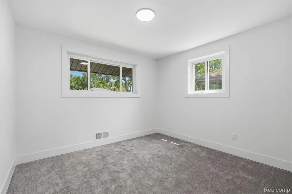 13741 Pearson Street Oak Park City, MI 48237