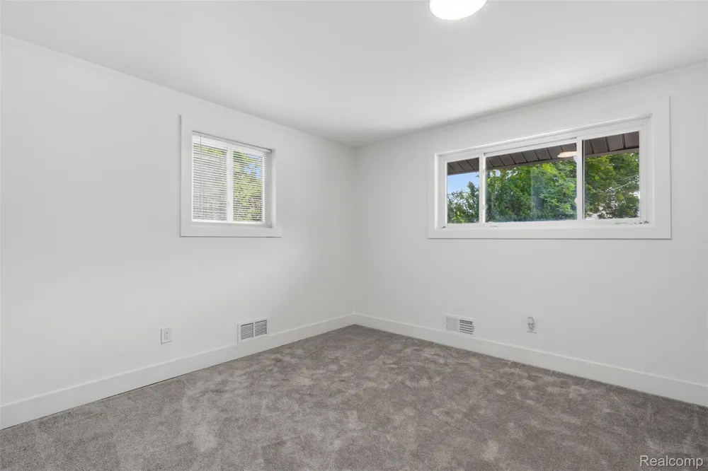 13741 Pearson Street Oak Park City, MI 48237
