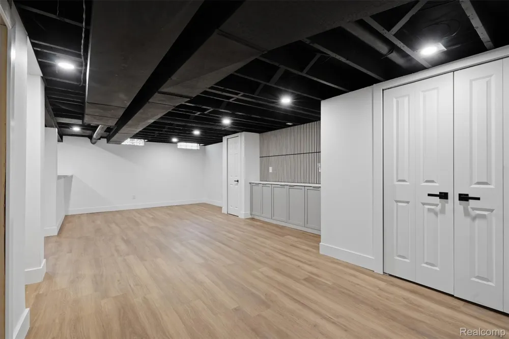 13741 Pearson Street Oak Park City, MI 48237
