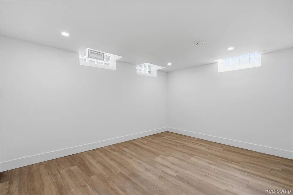 13741 Pearson Street Oak Park City, MI 48237