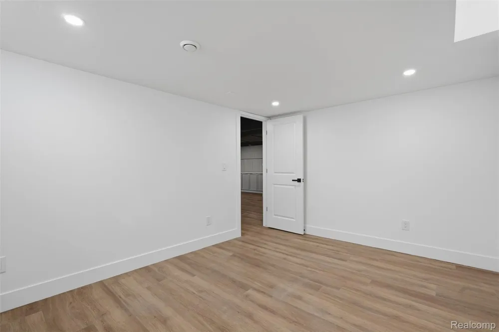 13741 Pearson Street Oak Park City, MI 48237