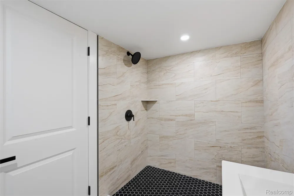 13741 Pearson Street Oak Park City, MI 48237