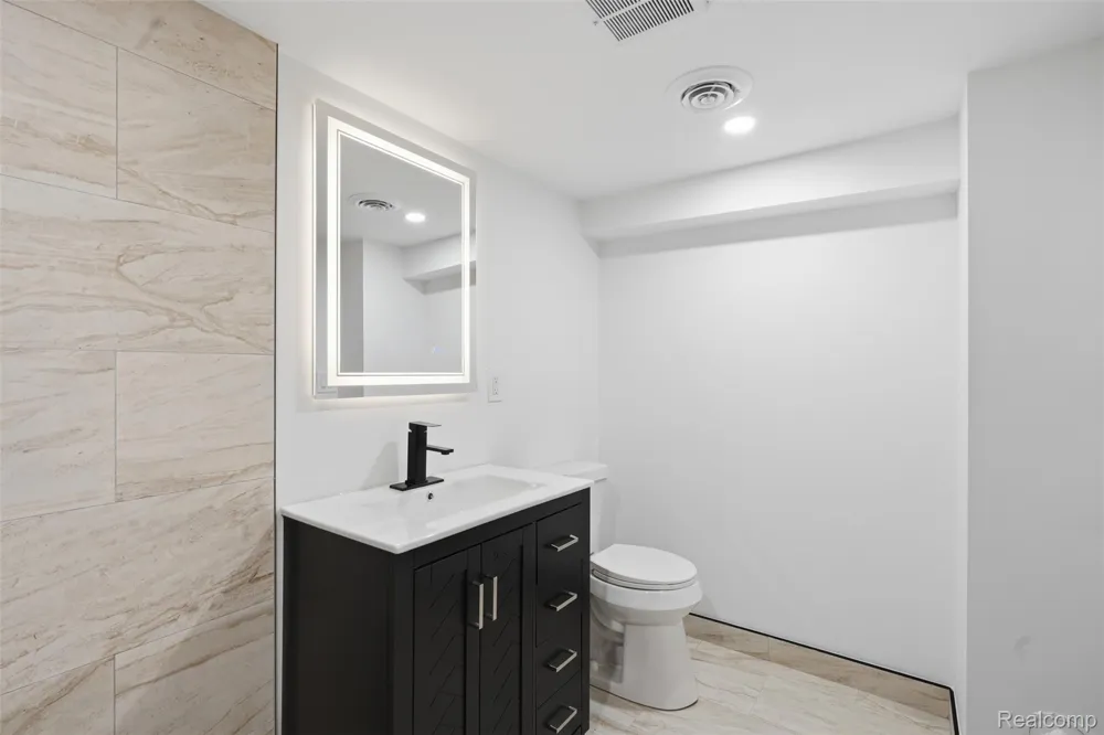 13741 Pearson Street Oak Park City, MI 48237