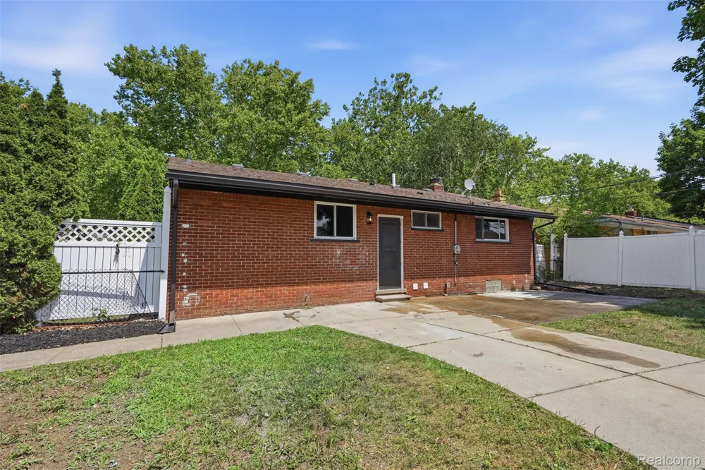 13741 Pearson Street Oak Park City, MI 48237
