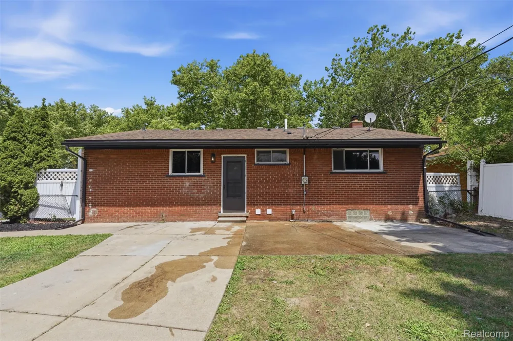 13741 Pearson Street Oak Park City, MI 48237