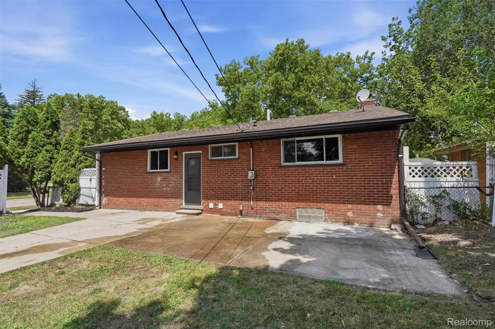 13741 Pearson Street Oak Park City, MI 48237