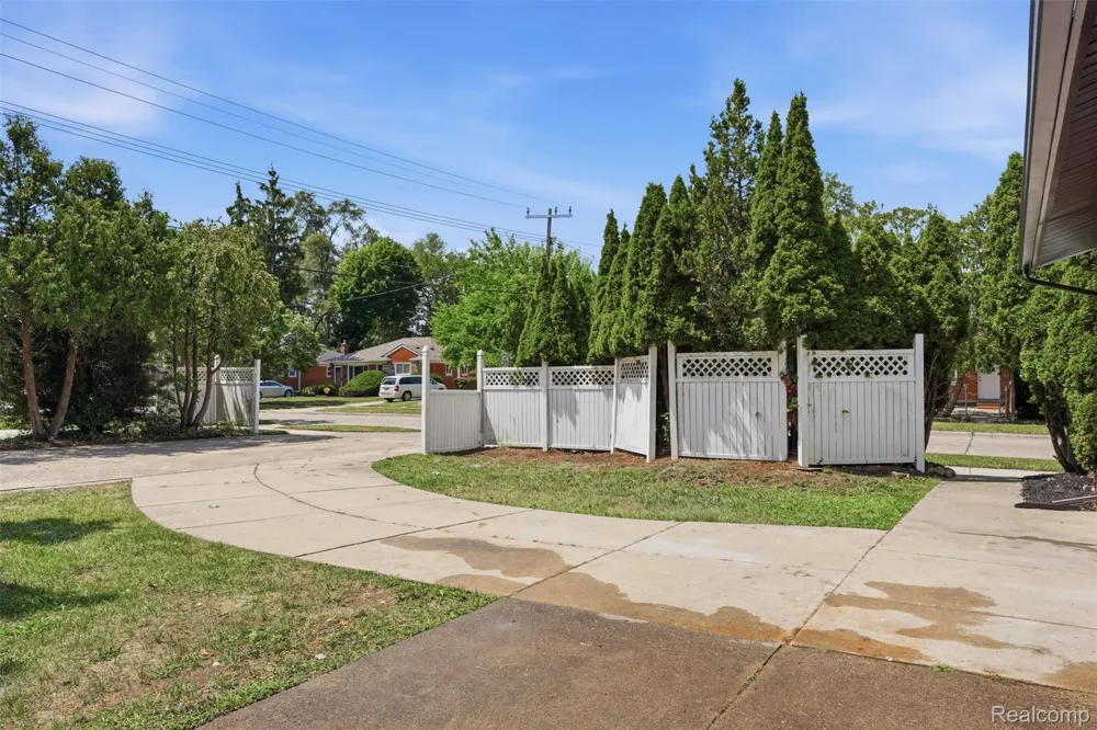 13741 Pearson Street Oak Park City, MI 48237
