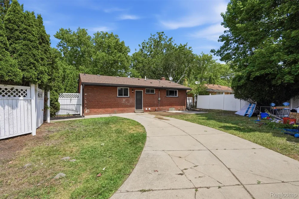 13741 Pearson Street Oak Park City, MI 48237