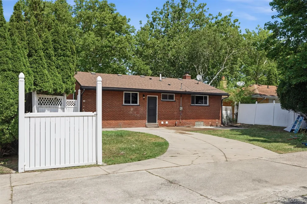 13741 Pearson Street Oak Park City, MI 48237
