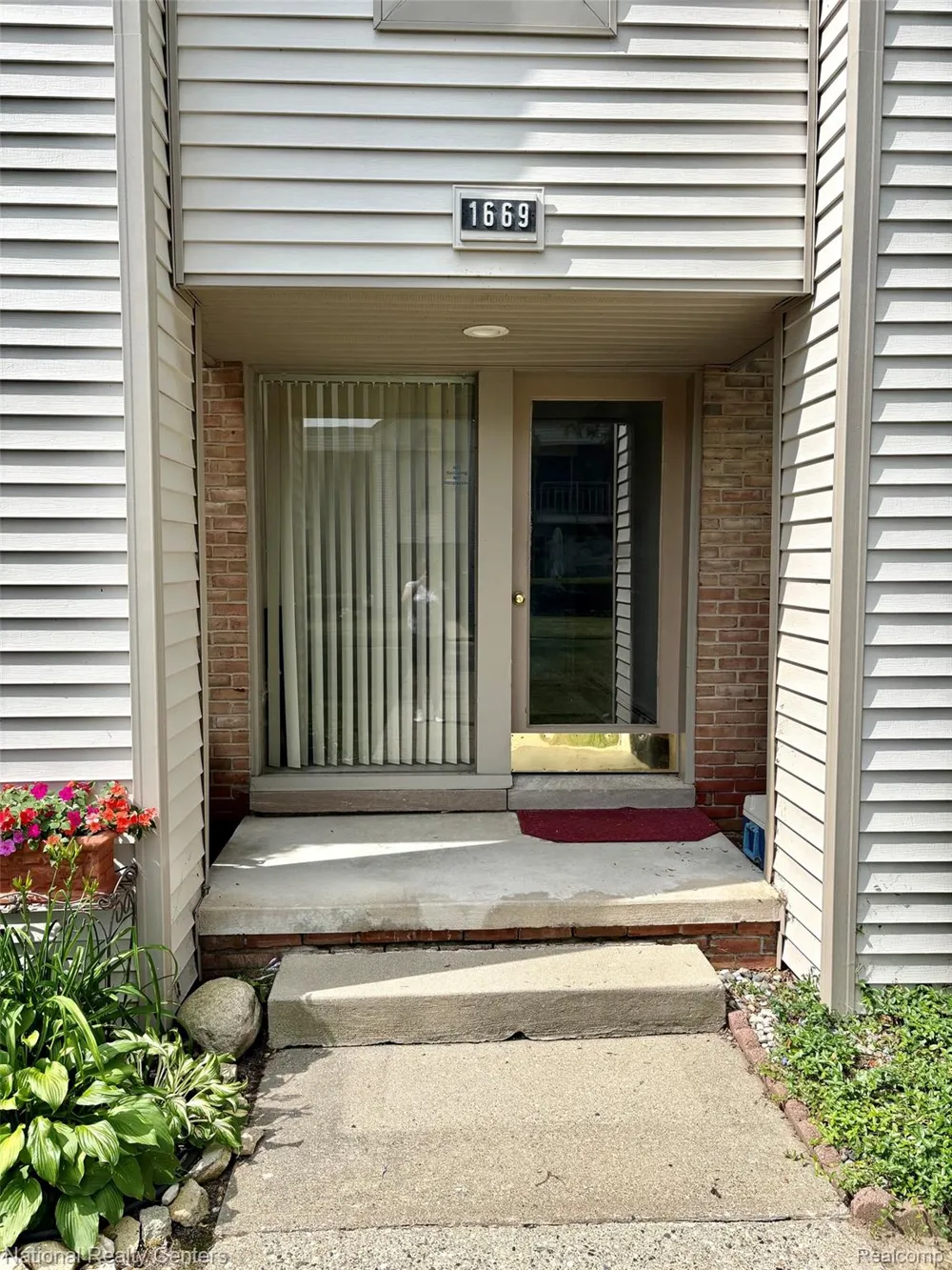 1669 Cass Lake Road #D Keego Harbor City, MI 48320