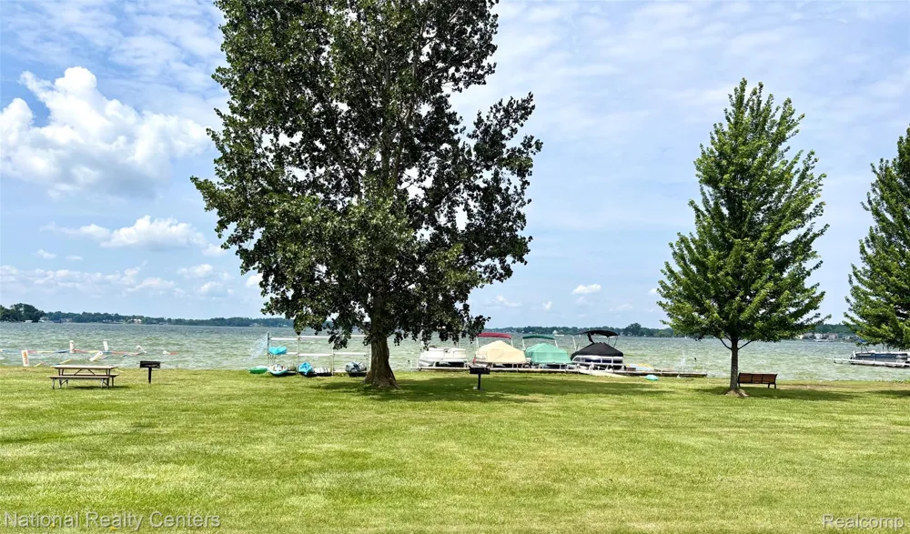 1669 Cass Lake Road #D Keego Harbor City, MI 48320