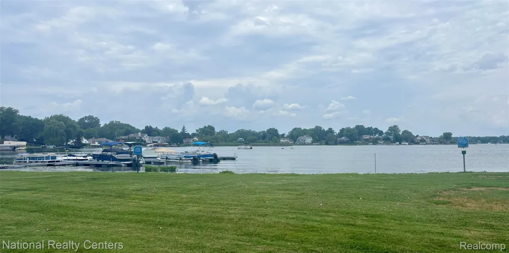 1669 Cass Lake Road #D Keego Harbor City, MI 48320