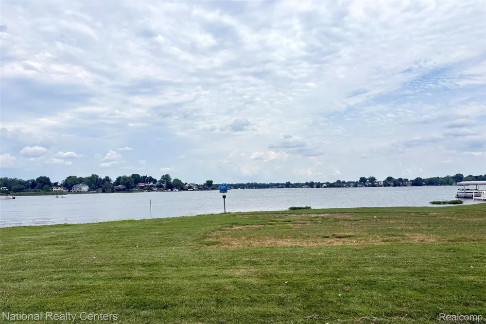 1669 Cass Lake Road #D Keego Harbor City, MI 48320
