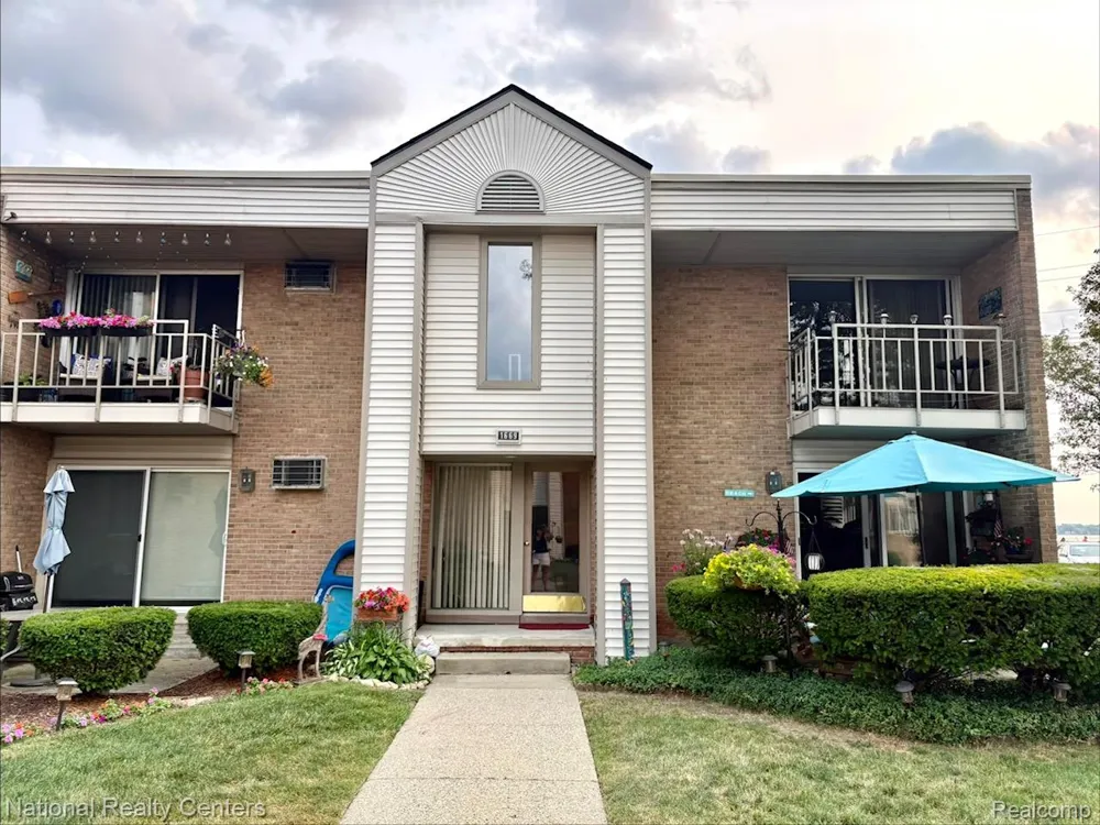1669 Cass Lake Road #D Keego Harbor City, MI 48320