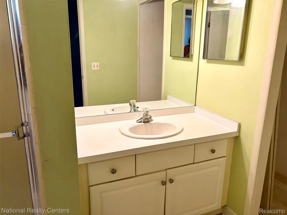 1669 Cass Lake Road #D Keego Harbor City, MI 48320