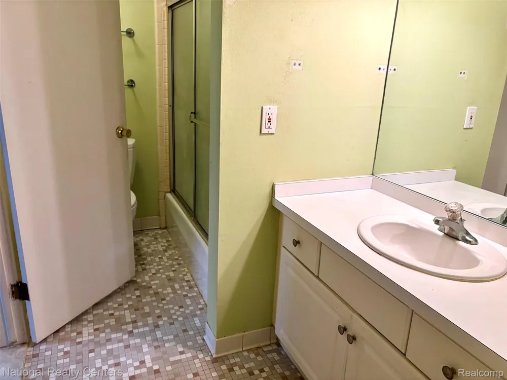 1669 Cass Lake Road #D Keego Harbor City, MI 48320
