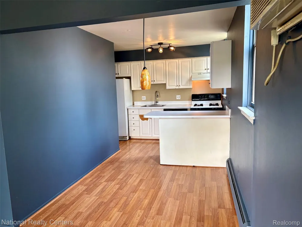 1669 Cass Lake Road #D Keego Harbor City, MI 48320