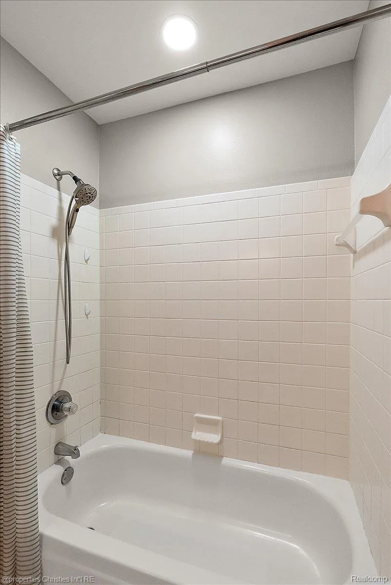 3173 Hidden Ridge Drive Waterford Charter Township, MI 48328