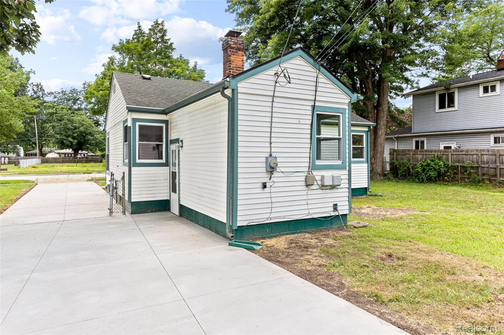 25520 Eton Avenue Dearborn Heights City, MI 48125
