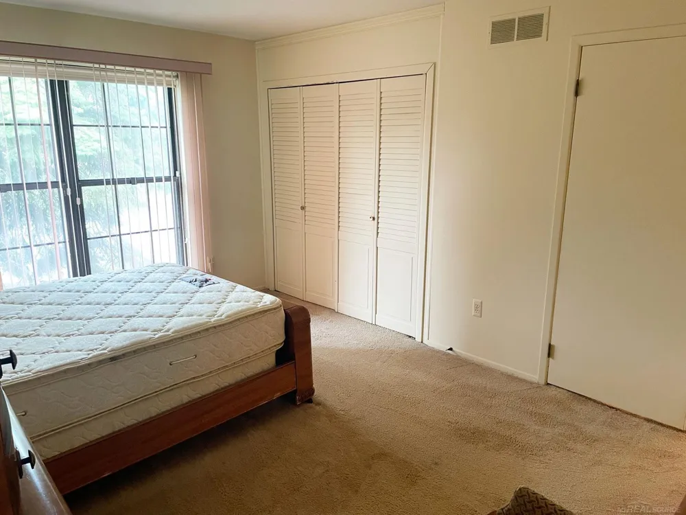 2684 Roundtree Drive Troy City, MI 48083