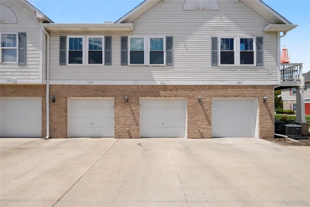 1721 Welland Street Howell City, MI 48855