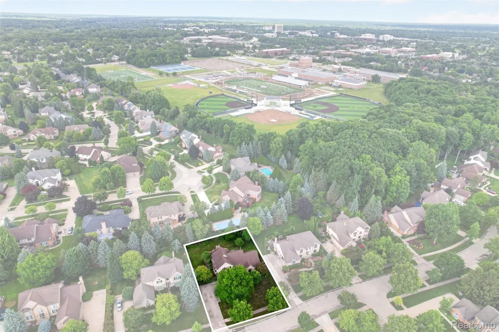 1808 Rolling Woods Drive Troy City, MI 48098