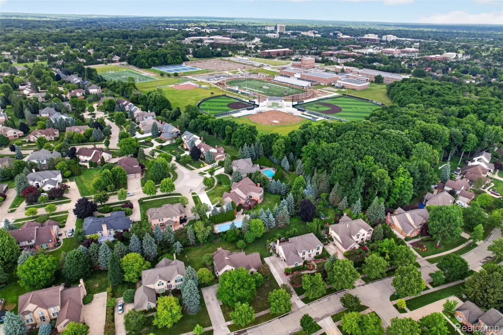 1808 Rolling Woods Drive Troy City, MI 48098