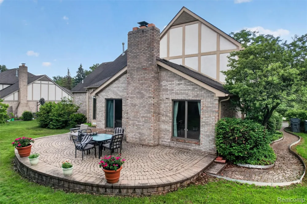 1808 Rolling Woods Drive Troy City, MI 48098