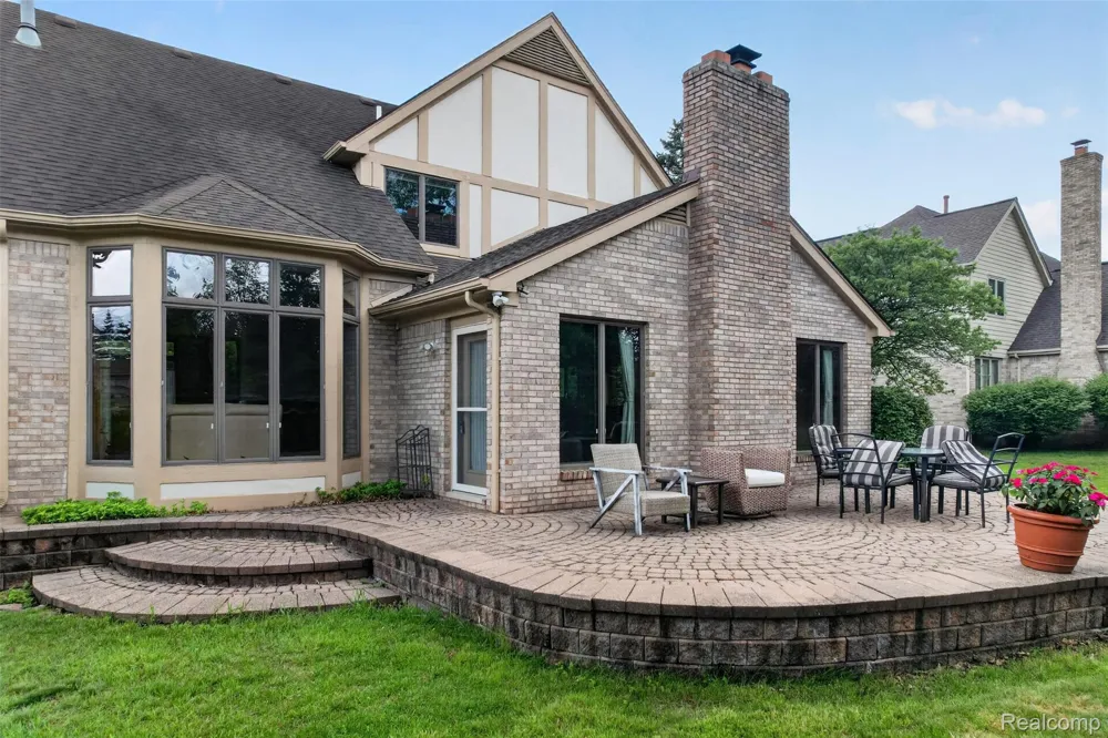 1808 Rolling Woods Drive Troy City, MI 48098